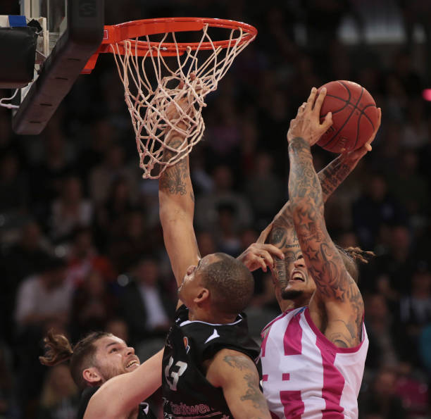 不屈不挠的 不屈不挠的